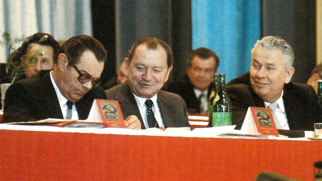 Miroslav Mamula (vpravo) za předsednickým stolem na krajské konferenci severomoravských komunistů