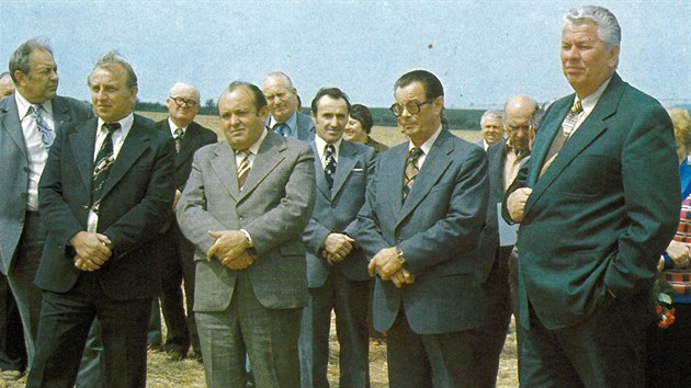 Miroslav Mamula (zcela vpravo) s dalmi soudruhy na nvtv u novojinskch drustevnk