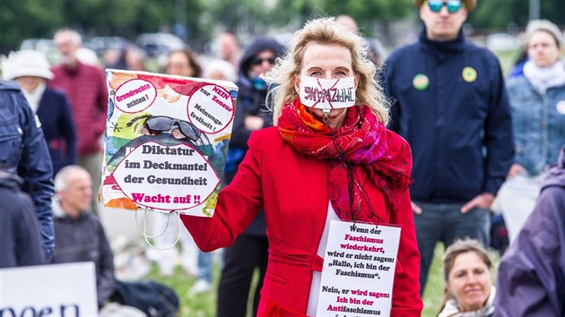 V Mnichov lid protestovali proti karantnnm opatenm. (30. kvtna 2020)