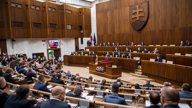 Slovent poslanci poslouchaj zprvu o stavu zem, kterou do parlamentu pila pednst prezidentka Zuzana aputov. (5. ervna 2020)