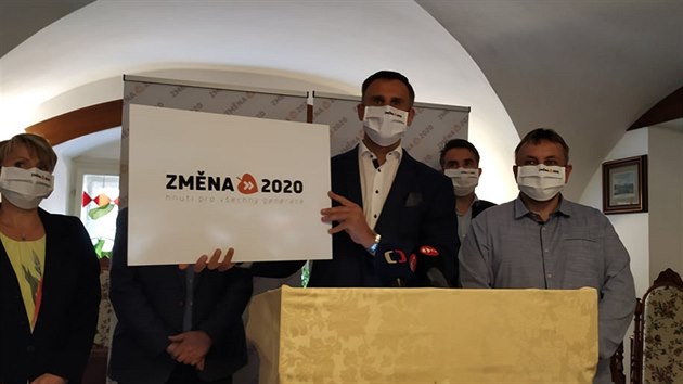 Ji Zimola s dalmi kolegy pedstavil hnut Zmna 2020 na pondln tiskov konferenci.