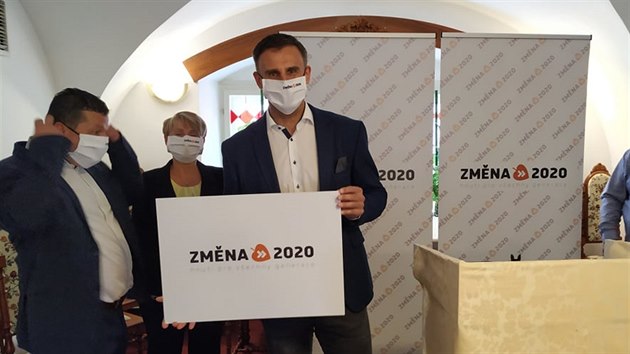 Ji Zimola s dalmi kolegy pedstavil hnut Zmna 2020 na pondln tiskov konferenci.