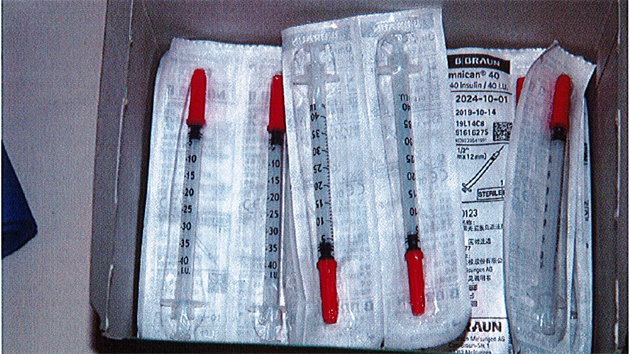 Injekční stříkačky, které příbramský policista používal k aplikaci drog. (2. června 2020)