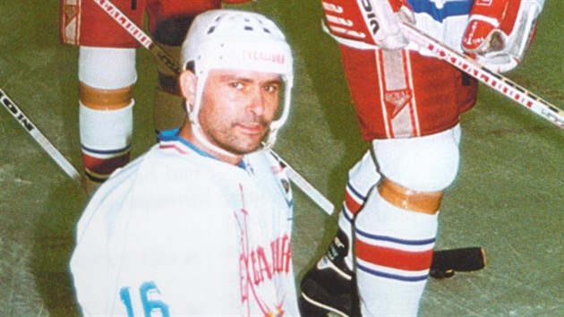 Na snímku ze znojemské sezony 1996/97 klečí Zdeněk Malý a nad ním jsou Petr Havelka a vzadu Tomáš Píša.