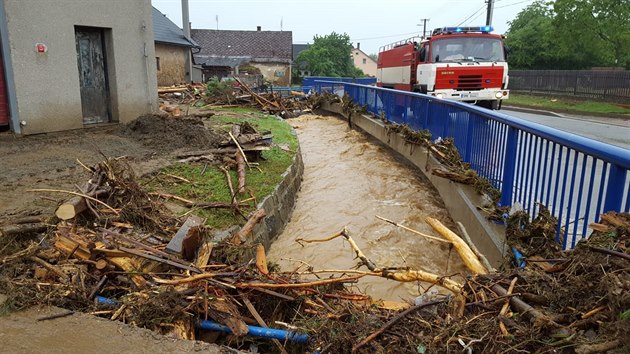 Nsledky lokln povodn, kter v noci na pondl zashla mstn st Bevenec v umvaldu na Olomoucku. (8. ervna 2020)