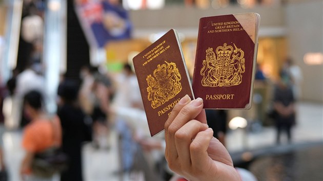 Protestujc v Hongkongu ukazuje britsk pasy. (2. ervna 2020)