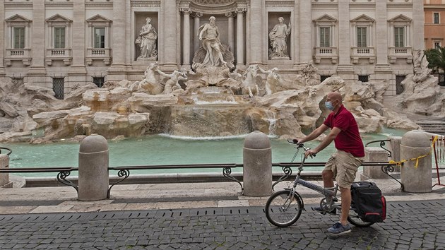 Cyklista s roukou ped Fontnou di Trevi. (9. kvtna 2020)