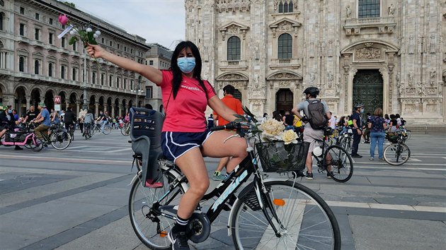 Cyklistka s roukou ped katedrlou Narozen Panny Marie v Miln (Duomo). (31. kvtna 2020)