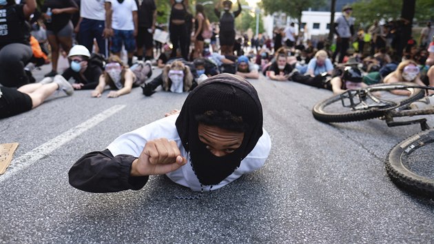 Protesty proti policejn brutalit, kter spustila smrt afroameriana Floyda. Snmek z Atlanty. (3. ervna 2020)