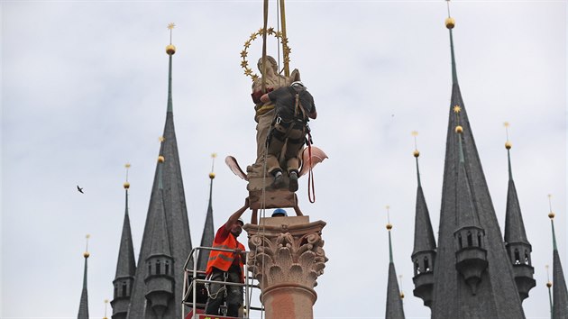 Finální posazení sochy Panny Marie na vrchol sloupu. (4. června 2020)