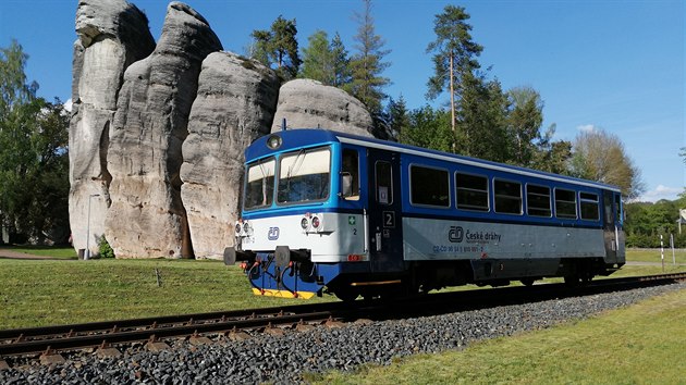 Turistick motorek pendluje mezi adrpaskmi a teplickmi skalami po plhodin. Strce Adrpachu Jaroslav Einstein Pibyl m letos mn prce s hldnm neukznnch dav, o to vc vyprv turistm ve skalch pbhy.