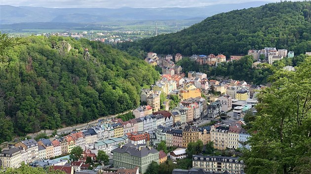 Nejen lebnmi prameny nadchnou Karlovy Vary, ndhern je i tamn architektura.