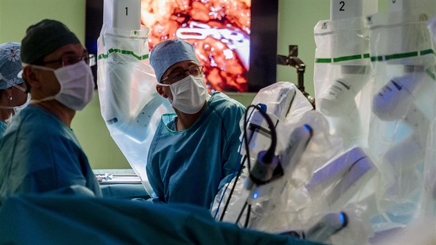 Chirurgick zkladna robotickho systmu m tyi pohybliv ramena. Soust jsou chirurgick nstroje a miniaturn kamerka. Konce ramen s nstroji se zavedou do tla a operatr je ovld na dlku. Ramena umouj 360stupov pohyb. (3. ervna 2020)
