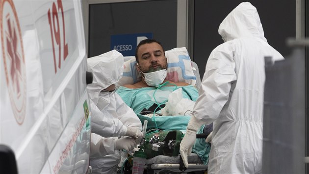 Pacient s pznaky nemoci covid-19 peven do nemocnice v Rio de Janeiru (4. ervna 2020)