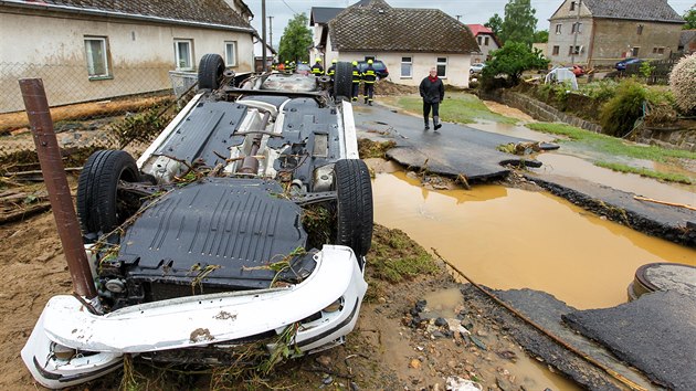 Silné deště rozvodnily říčku Dražůvka, která se v noci na pondělí vylila z břehů a zpustošila Břevenec, místní část Šumvaldu. Do proudu strhla i několik aut. (8. června 2020)
