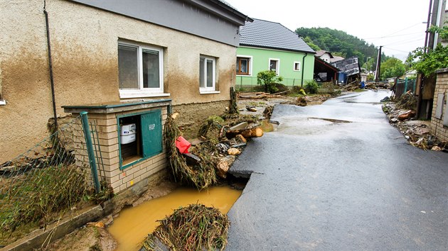 Silné deště rozvodnily říčku Dražůvka, která se v noci na pondělí vylila z břehů a zpustošila Břevenec, místní část Šumvaldu, do proudu strhla i několik aut. (8. června 2020)