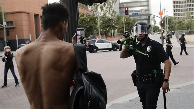 Americk policista m na demonstranta v Los Angeles. (2. ervna 2020)