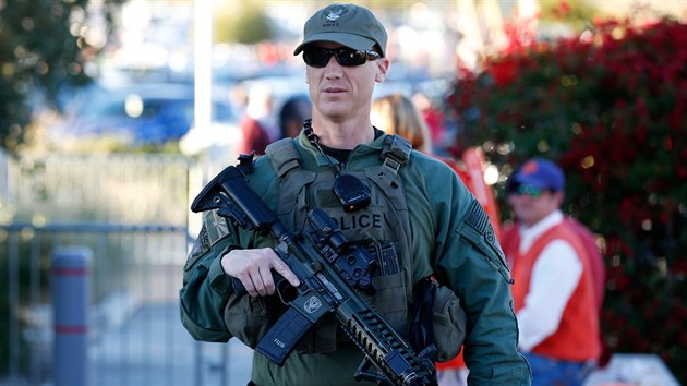 Ozbrojen policista prochz ped stadionem v Glendale, kde se kon mistrovstv svta ve fotbale. (11. ledna 2016)