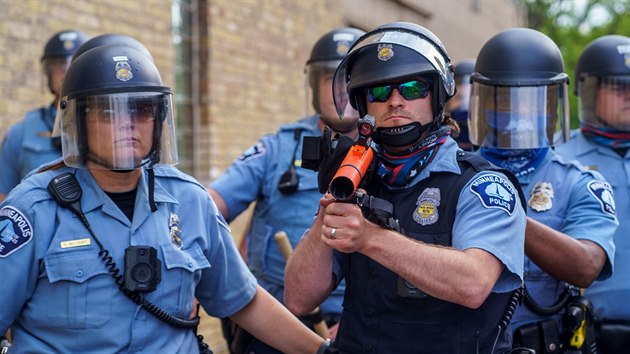 Ozbrojen policista m do davu protestujcch v Minneapolisu. (27. kvtna 2020)