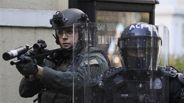 Ozbrojen policejn hldka m do davu protestujcch ve Washingtonu. (27. kvtna 2020)
