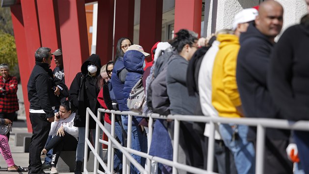Američané čekají ve frontě na dávky v nezaměstnanosti u centra One-Stop Career Center v Las Vegas. 17. května 2020