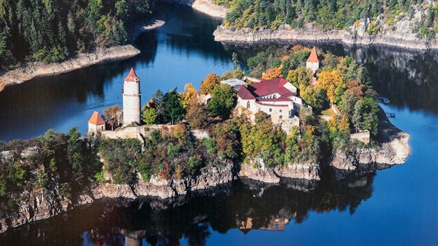 Bosk pohled: Z vky vypad zachoval hrad Zvkov s opevnnm stojc na vbku mezi vodami jako z pohdky.