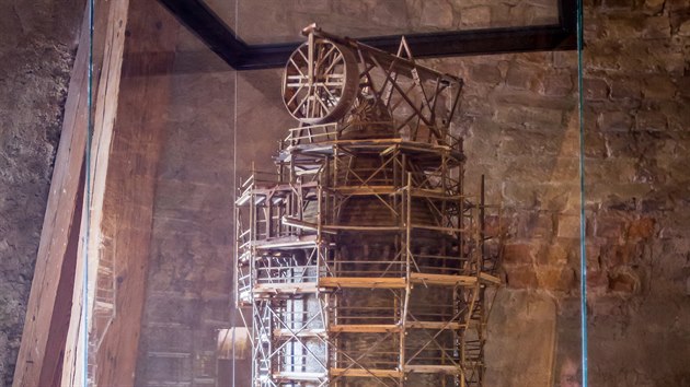 Zmenšený model věže znázorňuje, jak asi vypadala závěrečná fáze její výstavby. Podobný mechanismus použili i památkáři při opravě věže.