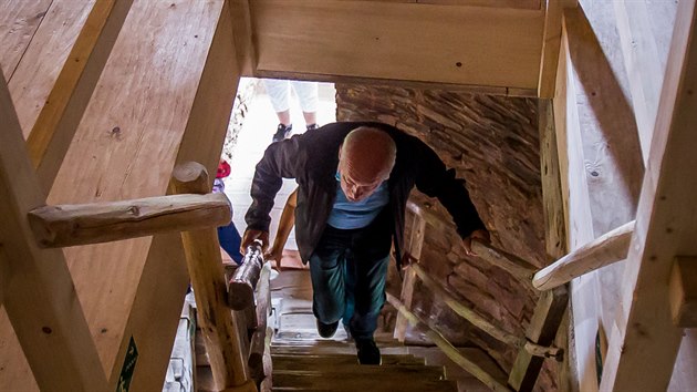 Návštěvníci musejí zdolat 169 dřevěných schodů, než se dostanou až na ochoz Jakobínky.