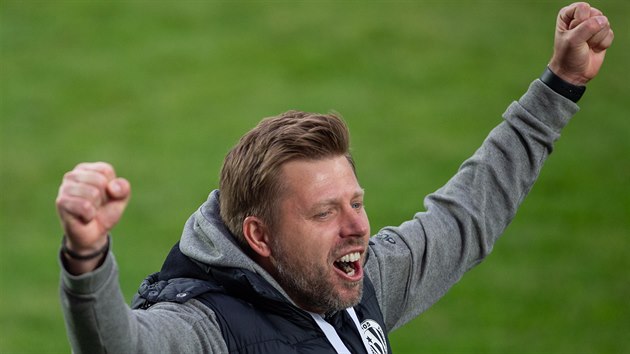 Budjovick trenr David Horej se raduje bhem ligovho utkn proti Olomouci.