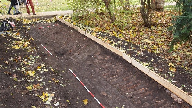 Archeologové našli část cesty z druhé poloviny 19. století. To propojení zahrad obou vil zkomplikovalo.