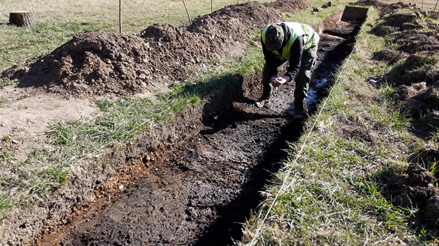 Podle archeologů nejspíš výskyt arzenu v půdě souvisí se středověkou těžbou a zpracováním kovů. V údolí Stříbrného potoka objevili pozůstatky po velkém hutním provozu centrálního rázu ze 13. století.