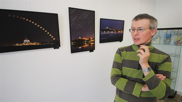Za svůj nejnáročnější snímek považuje Jiří Hudec fotku žďárské památky při zatmění Měsíce (vlevo na zdi).
