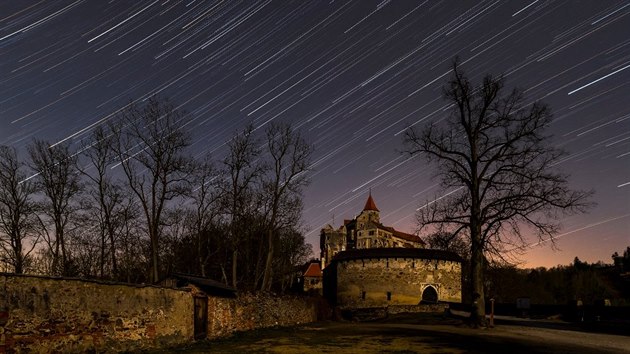 Letos na jaře zachytil Jiří Hudec majestátní hrad Pernštejn s hvězdnými drahami. „Obecně je u nás velké světelné znečištění, což je pro noční snímky problém. Takže na fotografii hradu je vidět světelný smog Brna, padesát kilometrů není žádná vzdálenost,“ říká autor.