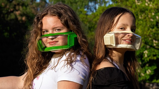 S prhlednm respirtorem se lid pi setkn poznaj a mohou sdlet emoce.