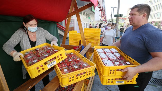 Prodej jahod v st nad Labem v Masarykov ulici pobl kina Hrani. (2. ervna 2020)