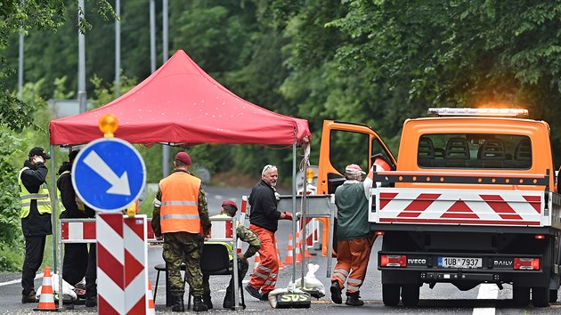 Vojci, policist a pracovn Technickch slueb ve Hensku odklzej ztarasy na hraninm pechodu s Nmeckem. (rno 5. ervna 2020)