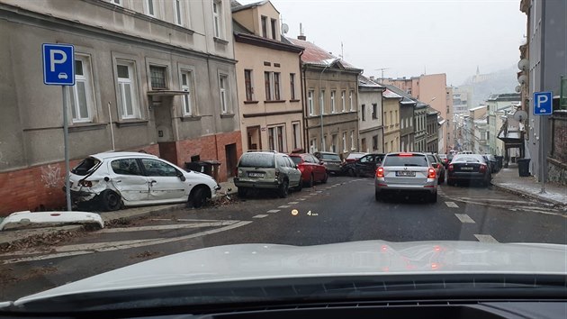 V Bělehradské ulici Gruzínec dostal smyk, naboural několik zaparkovaných vozů a odrazil je na chodník.