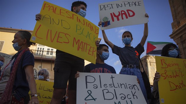 Lid v Tel Avivu protestuj po smrti autistickho Palestince, kterho zastelila izraelsk policie v Jeruzalm. Pipomnli nedvn podobn zabit ernocha George Floyda v USA. (31. kvtna 2020)