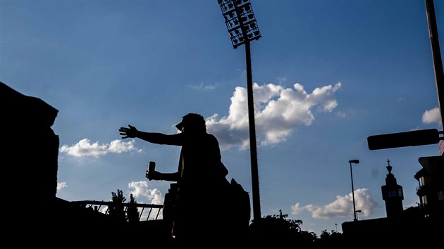 Fanouci Bohemians sleduj zpas s Teplicemi pes plot stadionu.