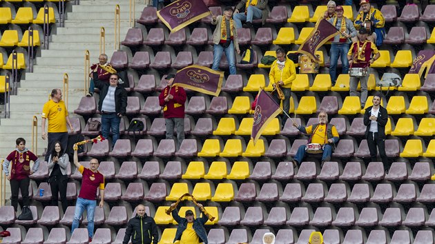 Nkolik fanouk Dukly se na zpas s Vyehradem dostalo do hledit stadionu na Julisce.