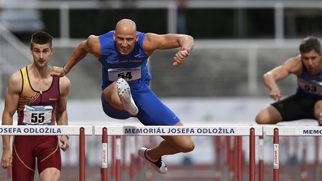 Zleva David Ryba z Dukly Praha, Petr Svoboda z Olympu Praha a Jan Kisiala z Olympu Praha v zvod na 100 metr pekek na Memorilu Josefa Odloila..