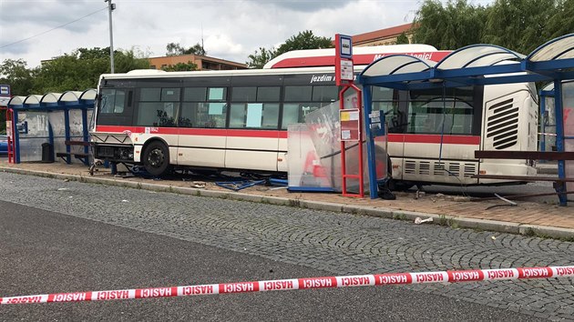 Autobus na autobusovm ndra ve Slanm naboural do zastvky. (9. ervna 2020)