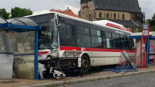 Autobus na autobusovm ndra ve Slanm naboural do zastvky. (9.6.2020)