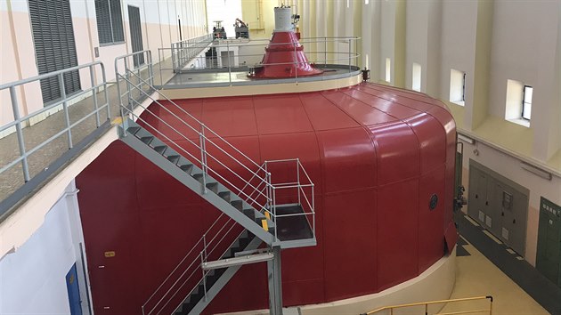 Vodní elektrárna Štěchovice je vybavena jako klasická průtočná elektrárna se dvěma soustrojími s Kaplanovými turbínami.