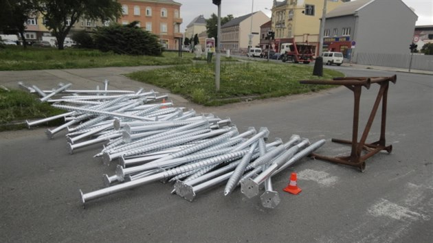 Z odboujcho nkladnho auta spadly pi odboovn patn upevnn stavebn kovov vruty a dopadly na pechod pro chodce i pilehl chodnk, kde zranily seniora.