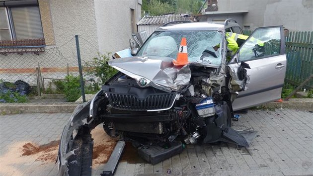 Senior se bhem jzdy na chvli zakoukal do tachometru, pejel do protismru a nsledovala tvrd srka s protijedouc cisternou. Fabie pi n byla odhozena na chodnk a do zahrady pilehlho domu.