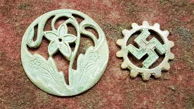 Fotografie sti ukradench archeologickch nlez - nmeckch odznak.