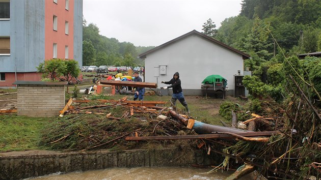 Jednou z nejponienjch obc je po bleskov povodni v sti Olomouckho kraje Oskava na umpersku. Mstn se od rna pustili do odklzen nsledk.