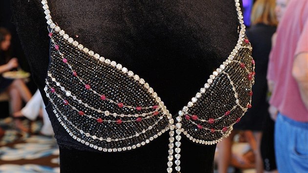 Fantasy Bra pokrytá černými i čirými diamanty a rubíny, kterou vynesla Adriana Lima na přehlídce Victoria’s Secret v roce 2008.