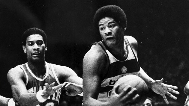 Wes Unseld (vpravo) z Washington Bullets doskoil m ped Johnem Drewem z Atlanta Hawks, rok 1979.